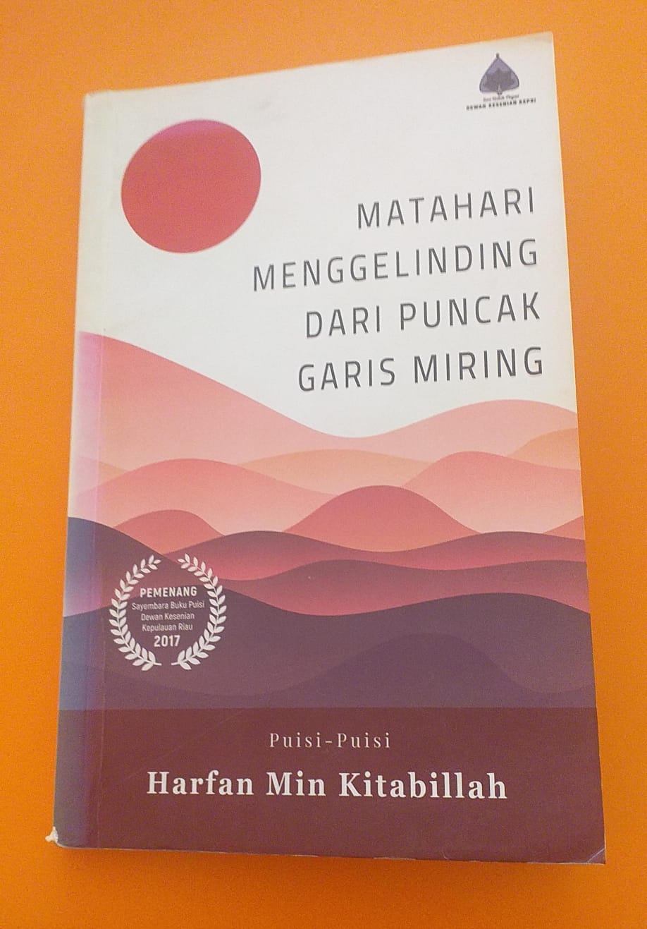 Matahari Menggelinding Dari Puncak Garis Miring